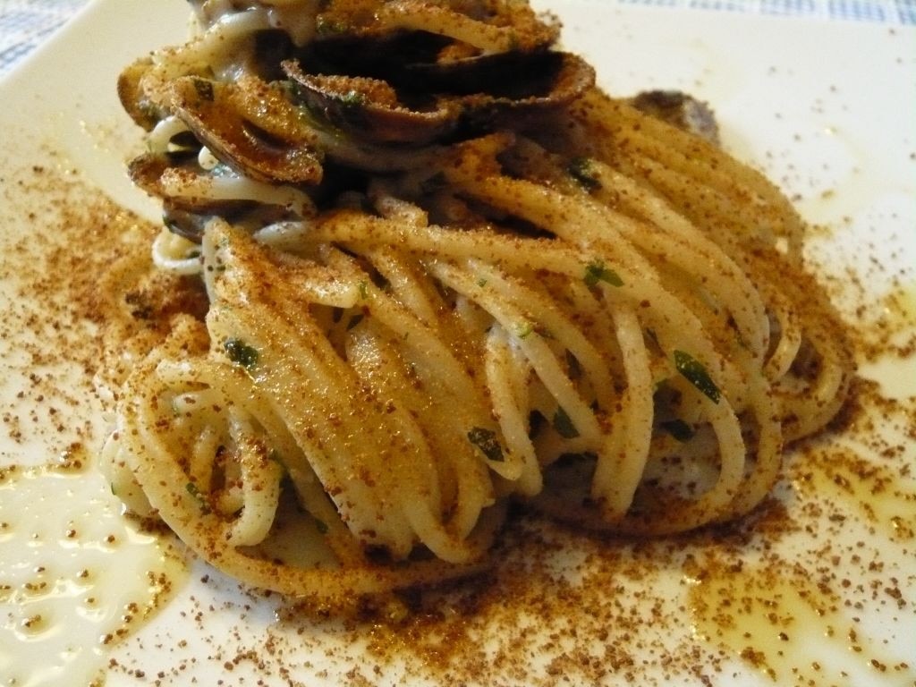 Ricetta spaghetti alle vongole e bottarga di tonno for Ricette spaghetti