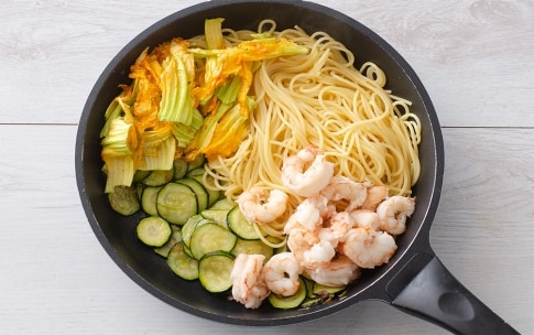 Pasta Gamberetti E Fiori Di Zucca Ricetta Spaghetti Con Gamberi E Fiori Di Zucca Cucchiaio D Argento